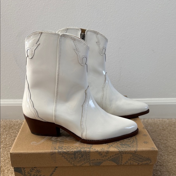 Free People- White Patent New Frontier Western Ankle Boots NIB- Size 6.5 (36.5) - Picture 3 of 11